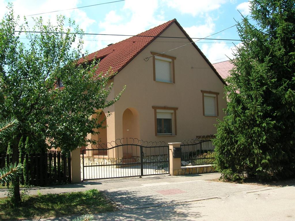 Апартаменты Margareta Apartman Шарвар Экстерьер фото